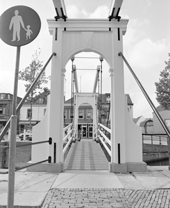 884274 Gezicht op de gerestaureerde ophaalbrug over de Oude Sluis te Vreeswijk (gemeente Nieuwegein).